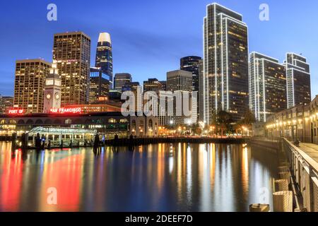 Hafen von San Francisco Waterfront in Holiday Lights während der Blaue Stunde Stockfoto