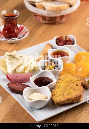 Türkische Eierbrote. Es heißt 'Yumurtali Ekmek' auf Türkisch. French Toast. Stockfoto