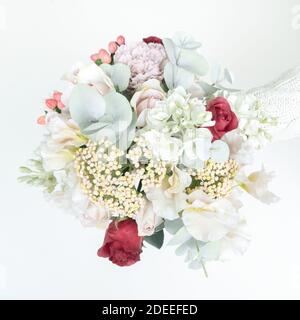 Zarte Hochzeitsstrauß in Pastelltönen von künstlichen Blumen Draufsicht close-up. Ein Ersatz Brautstrauß aus faux Blumen aus foamiran. Wertig Stockfoto