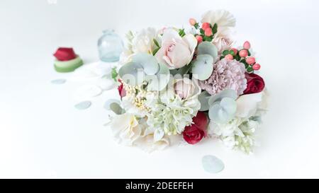 Ein eleganter Blumenstrauß aus Kunstblumen aus Foamiran auf einem hellblauen Pastellhintergrund mit Kopierraum. Kunstblumen aus Kunststoff und Foamira Stockfoto