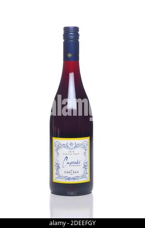 IRVINE, KALIFORNIEN - 29 NOV 2020: Eine Flasche Cupcake Vineyards 2018 Central Coast Pinot Noir. Stockfoto