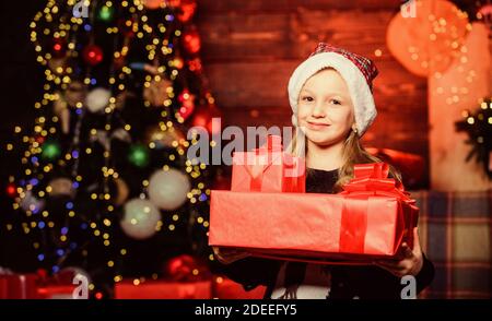 Alle Geschenkpackungen von Santa Claus. Happy little Girl holding Geschenkboxen am zweiten Weihnachtstag. Kleines Kind zu Weihnachten oder Neujahr Geschenk. Adorable Kid, schön verpackt Geschenkverpackungen. Stockfoto