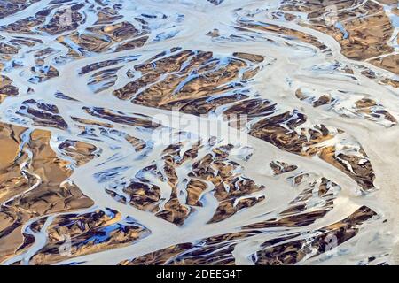 Luftaufnahme über das Markarfljot-Flussdelta, Sandurebene, gebildet aus Gletschersedimenten, die im Sommer von Schmelzwasser nach außen abgelagert wurden, Island Stockfoto