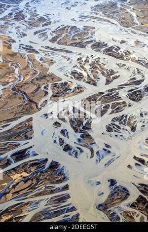 Luftaufnahme über das Markarfljot-Flussdelta, Sandurebene, gebildet aus Gletschersedimenten, die im Sommer von Schmelzwasser nach außen abgelagert wurden, Island Stockfoto