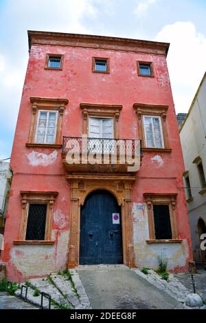 Historische Gebäude im Zentrum von Gallipoli in Italien Stockfoto
