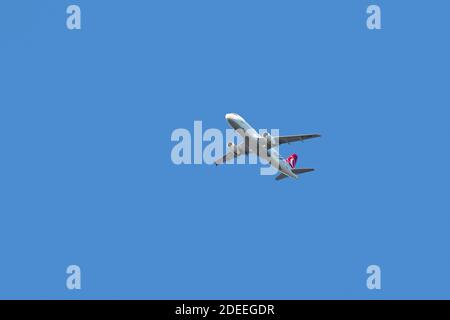 Airbus A320-232, schmaler Passagierjet-Passagierflugzeug mit zwei Triebwerken von Turkish Airlines im Flug gegen den blauen Himmel Stockfoto