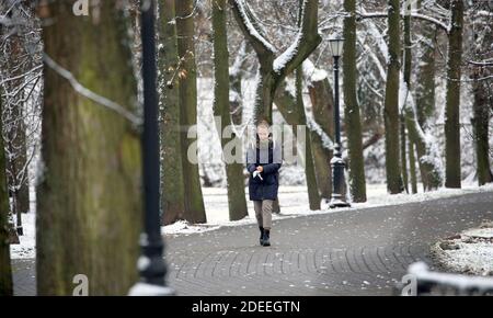 Minsk. November 2020. Das am 30. November 2020 aufgenommene Foto zeigt einen Einheimischen, der in einem Park in Minsk, Weißrussland, läuft. Die Stadt erlebte den ersten Schneefall dieses Winters am Montag. Quelle: Henadz Zhinkov/Xinhua/Alamy Live News Stockfoto