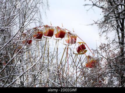 Minsk. November 2020. Das Foto vom 30. November 2020 zeigt eine Szene in einem Park in Minsk, Weißrussland. Die Stadt erlebte den ersten Schneefall dieses Winters am Montag. Quelle: Henadz Zhinkov/Xinhua/Alamy Live News Stockfoto
