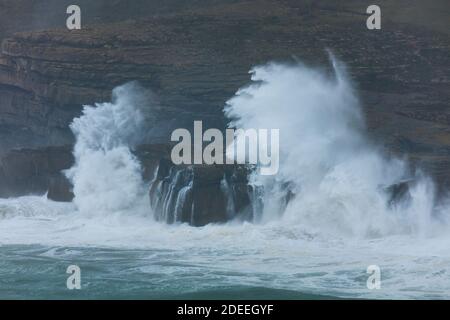 Sturm und große Wellen von La Ojerada aus gesehen. Cabo Quejo Kantabrische See. Arnuero. Kantabrien. Spanien. Europa Stockfoto