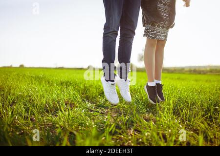 Jung, glücklich, liebevolles Paar, im Freien, Foto Füße im Sprung, und genießen Sie einander, Werbung Stockfoto