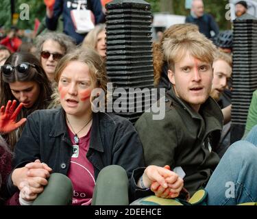 London, Vereinigtes Königreich - 18. Oktober 2019: Blut an den Händen, Aussterben Rebellion-Aktivisten halten in Rebellion die Hände hoch Stockfoto