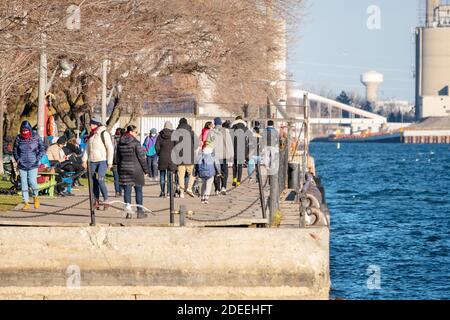 Menschenmassen verbringen einen sonnigen Tag am Toronto Island Ferry Dock entlang der Uferpromenade während der Spitze der Covid-19 Pandemie am 28. November 2020 Stockfoto