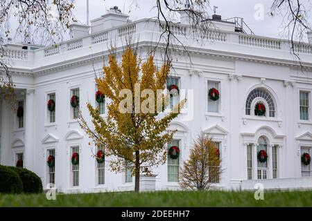 Weihnachtskränze schmücken die Fenster des Weißen Hauses in Washington D.C., 27. November 2020. US-Präsident Donald J. Trump hat heute Golf gespielt und soll am Nachmittag nach Camp David fliegen.Quelle: Ken Cedeno / Pool via CNP /MediaPunch Stockfoto