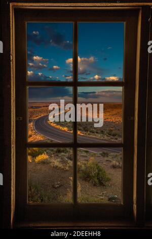 Biegen Sie in der Straße auf der Route 66 in Fenster Stockfoto