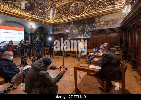 Passau, Deutschland. November 2020. Jürgen Dupper (r, SPD), Oberbürgermeister von Passau, informiert im Rahmen einer Pressekonferenz im Rathaus über die aktuelle Corona-Situation in der Stadt. Nach Angaben des Robert Koch-Instituts (RKI) ist die niederbayerische Stadt Passau zusammen mit dem Thüringer Stadtteil Hildburghausen der Top-Corona-Hotspot in Deutschland. Quelle: Armin Weigel/dpa/Alamy Live News Stockfoto