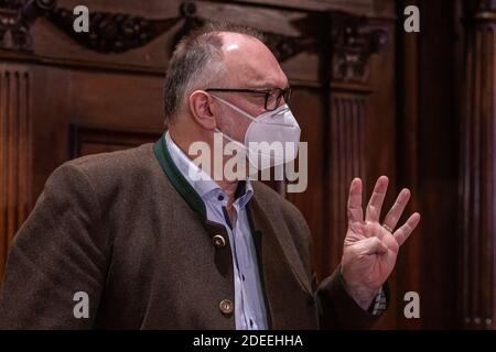 Passau, Deutschland. November 2020. Jürgen Dupper (SPD), Oberbürgermeister der Stadt Passau, informiert bei einer Pressekonferenz im Rathaus über die aktuelle korona-Situation in der Stadt. Nach Angaben des Robert Koch-Instituts (RKI) ist die niederbayerische Stadt Passau zusammen mit dem Thüringer Stadtteil Hildburghausen der Top-Corona-Hotspot in Deutschland. Quelle: Armin Weigel/dpa/Alamy Live News Stockfoto