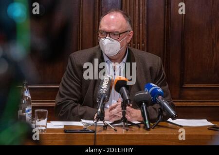 Passau, Deutschland. November 2020. Jürgen Dupper (SPD), Oberbürgermeister der Stadt Passau, informiert bei einer Pressekonferenz im Rathaus über die aktuelle korona-Situation in der Stadt. Nach Angaben des Robert Koch-Instituts (RKI) ist die niederbayerische Stadt Passau zusammen mit dem Thüringer Stadtteil Hildburghausen der Top-Corona-Hotspot in Deutschland. Quelle: Armin Weigel/dpa/Alamy Live News Stockfoto