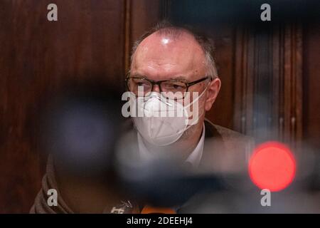 Passau, Deutschland. November 2020. Jürgen Dupper (SPD), Oberbürgermeister der Stadt Passau, informiert bei einer Pressekonferenz im Rathaus über die aktuelle korona-Situation in der Stadt. Nach Angaben des Robert Koch-Instituts (RKI) ist die niederbayerische Stadt Passau zusammen mit dem Thüringer Stadtteil Hildburghausen der Top-Corona-Hotspot in Deutschland. Quelle: Armin Weigel/dpa/Alamy Live News Stockfoto