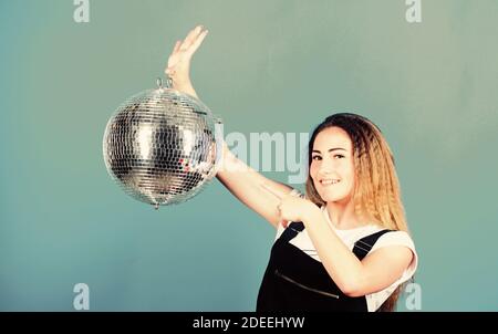Happy Birthday Party. Disco Tanz. Feiern den Urlaub. Mädchen mit Disco Ball. weihnachtsfeiertag. Event-Manager. Party Goer. Lets Dance. Nachtleben Konzept. Bereit für Spaß. Party-Spaß. Stockfoto