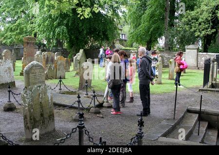 Auld Kirk , Alloway, Ayrshire, Schottland, Großbritannien. 24 Mai 2014. Die Menschen schauen sich den Auld Kirk Friedhof an und schauen sich die Geschichte der Gräber an, die mit dem Dichter Robert Burns verbunden sind Stockfoto