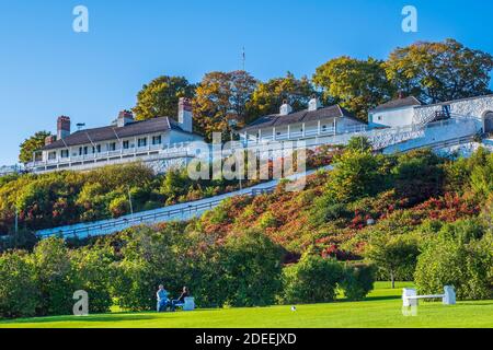 Fort Mackinac vom Marquette Park an der Main Street, Mackinac Island, Michigan. Stockfoto