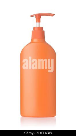 Vorderansicht der blanken orangen Kunststoff-Kosmetik-Pumpe Flasche isoliert Auf Weiß Stockfoto