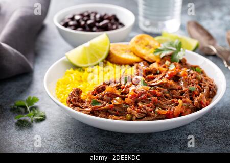 Ropa vieja, Flankensteak mit Reis Stockfoto