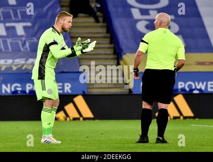 Leicester City Torhüter Kasper Schmeichel (links) appelliert an Schiedsrichter Simon Hooper, nachdem VAR Fulham während des Premier League-Spiels im King Power Stadium, Leicester, eine Strafe verleiht. Stockfoto