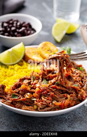 Ropa vieja, Flankensteak mit Reis Stockfoto