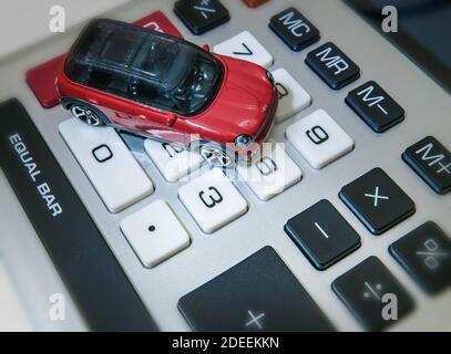 Von oben ein Miniaturauto auf einem elektronischen Rechner. Stockfoto