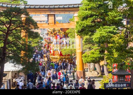 Ein massives Torii-Tor umrahmt die Prozessionswagen der Hachiman Matisuri während des Herbstfestes von Takayama in Gifu, Japan Stockfoto