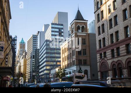 Blick auf die Livingston Street in Downtown Brooklyn mit ihrer Mischung aus neuer und alter Architektur. Brooklyn, New York. Stockfoto