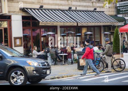 Die Leute laufen entlang der Montegue Street vorbei am Heights Diner an der Haupteinkaufsstraße im Brooklyn Heights Viertel von Brooklyn, New York. Stockfoto