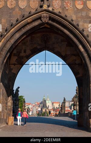 Spaziergang durch das Tor Altstädter Brückenturm am östlichen Ende der Karlsbrücke über die Moldau, Prag, Hauptstadt der Tschechischen Republik Stockfoto