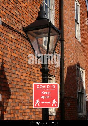 Rot und weiß Covid-10 Warnschild, die Menschen angewiesen, einen sicheren Abstand auseinander zu halten Stockfoto