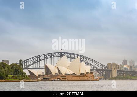 Sydney, New South Wales, Australien; BLICK auf die Sydney Harbour Bridge und das Opernhaus vom Botanischen Garten. Stockfoto