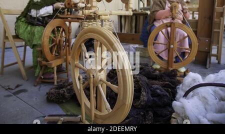 Spinner arbeiten in der Nähen mit Wolle, handwerkliche Produktion, Industrie Stockfoto