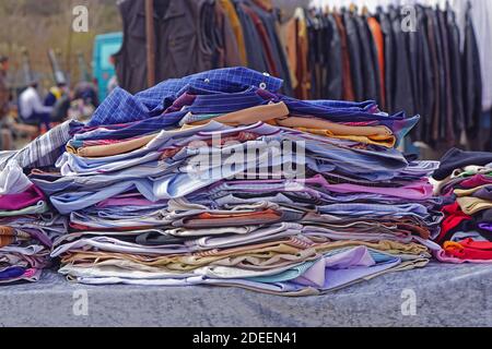 Großer Stapel von Second Hand Shirts Kleidung auf Flohmarkt Stockfoto