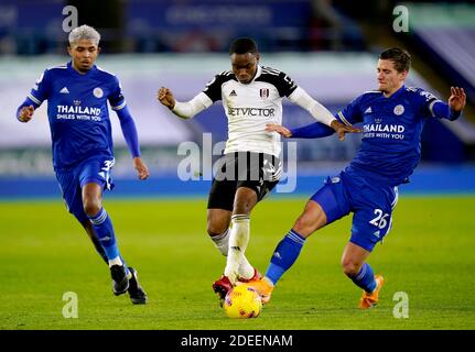 Fulham's Ademola Lookman (Mitte) kämpft mit Dennis Praet (rechts) von Leicester City und Wesley Fofana während des Premier League-Spiels im King Power Stadium, Leicester, um den Ball. Stockfoto