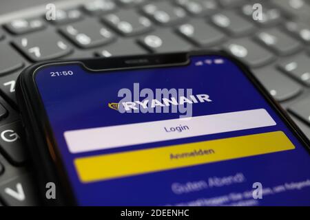 Viersen, Deutschland - 9. Mai. 2020: Nahaufnahme des Handy-Bildschirm mit Login-Seite für Ryanair Website-App auf Computer-Tastatur Stockfoto