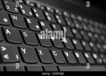 Nahaufnahme der schwarzen grauen Laptop-Tastatur - abnehmende Perspektive Stockfoto