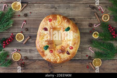 Roscón de Reyes, ein typisch spanisches Dessert. Königskuchen. Typisches Essen. Draufsicht. Speicherplatz kopieren. Stockfoto