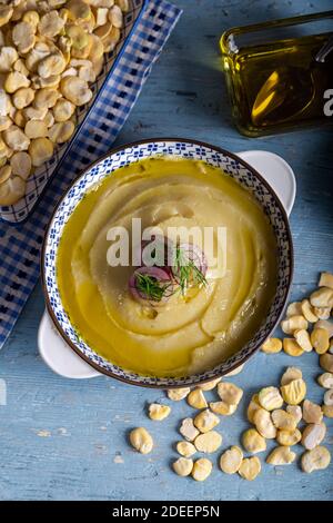 Taditional Fava mit Olivenöl. Pürierte Bohnen Fava Vorspeise. Stockfoto