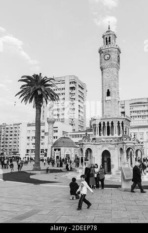 Izmir, Türkei - 5. Februar 2015: Blick auf den Konak-Platz, gewöhnliche Menschen sind in der Nähe des alten Uhrturms. Schwarzweiß-Foto Stockfoto