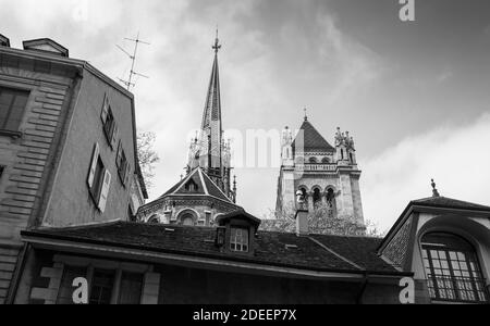 Genf, Schweiz. Skyline mit Türmen des Petersdoms. Schwarzweiß-Foto Stockfoto