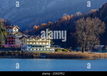 Schöner Blick auf das Hotel & Panorama Restaurant San Carlo am Ledrosee, Molina di Ledro (TN) mit den Farben des Spätherbst. Stockfoto