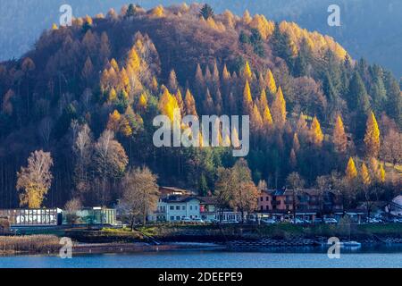 Schöne Aussicht auf das Ufer des Ledrosees, Molina di Ledro (TN) mit den Farben des Spätherbst. Stockfoto