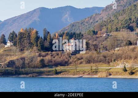 Schöne Aussicht auf die Villa Dianella 'Il Castello' am Ledrosee, Molina di Ledro (TN) mit den Farben des Spätherbst. Stockfoto