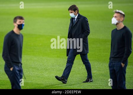 30. November 2020, Nordrhein-Westfalen, Mönchengladbach: Fußball: Champions League, vor dem Spiel Borussia Mönchengladbach - Inter Mailand. Mailands Trainer Antonio Conte besucht den Rasen im Borussia-Park. Foto: Marius Becker/dpa Stockfoto