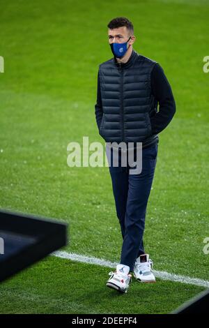 30. November 2020, Nordrhein-Westfalen, Mönchengladbach: Fußball: Champions League, vor dem Spiel Borussia Mönchengladbach - Inter Mailand. Der Mailänder Ivan Perisic besucht den Rasen im Borussia-Park. Foto: Marius Becker/dpa Stockfoto